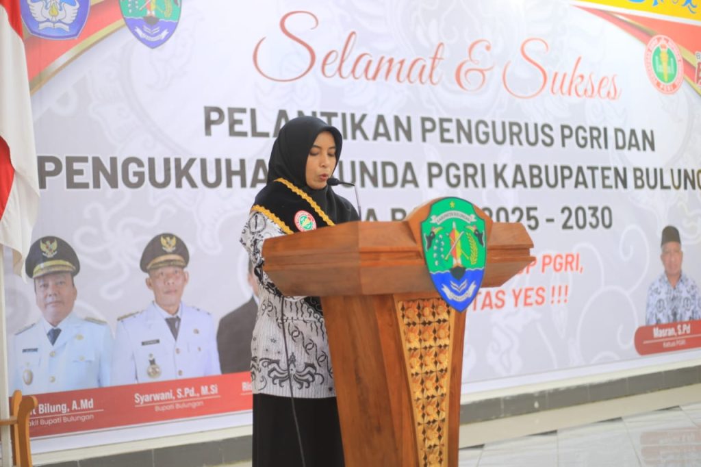 DIKUKUHKAN: Sri Nurhandayani, S.Pd secara resmi dikukuhkan menjadi Ibunda Persatuan Guru Republik Indonesia (PGRI) Kabupaten Bulungan periode 2025 – 2030 bertempat di Aula Rumah Jabatan Bupati Bulungan, Kamis (19/6/25).