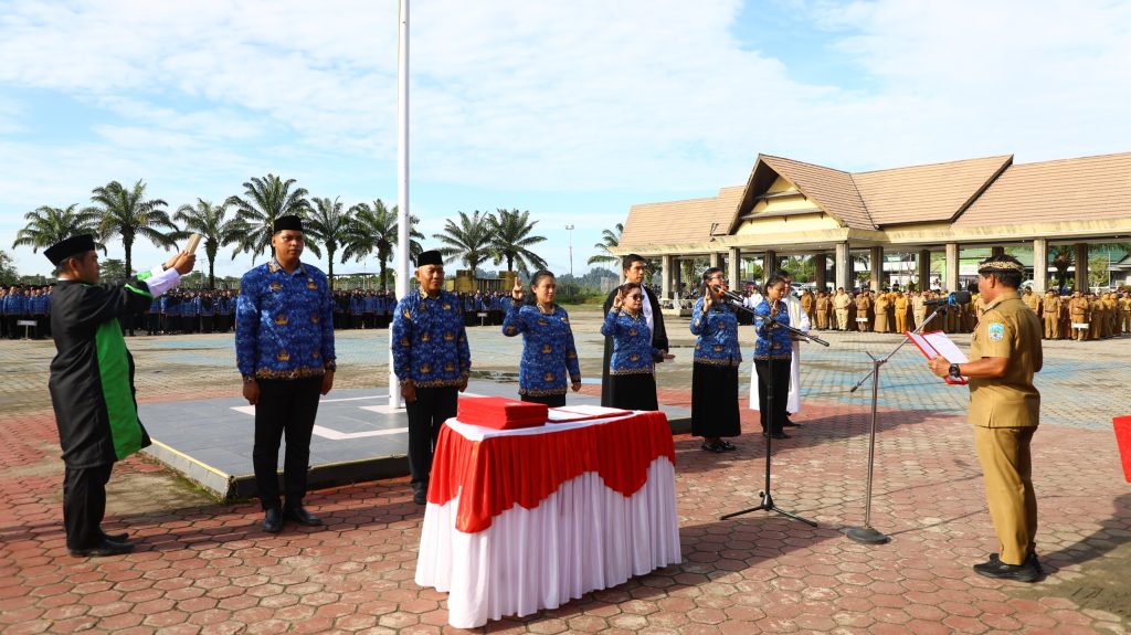 Gubernur Kalimantan Utara (Kaltara) Dr. H. Zainal A. Paliwang, S.H., M.Hum resmi melantik Aparatur Sipil Negara (ASN) yang terdiri dari 26 Pejabat Fungsional dan 1.197 Pegawai Pemerintah dengan Perjanjian Kerja (PPPK) Tahap 1 Formasi Tahun 2024 di lingkungan Pemerintah Provinsi (Pemprov) Kaltara, digelar di Lapangan Agatis, Senin (23/6) pagi.