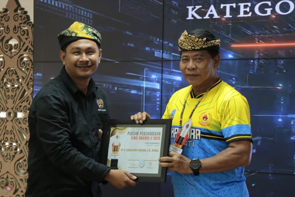 SIWO AWARD : Gubernur Kaltara, Dr. H. Zainal A. Paliwang, S.H., M.Hum meraih penghargaan kategori “Good Governance” dalam ajang Anugerah Olahraga SIWO PWI Award II Kaltara Tahun 2025.