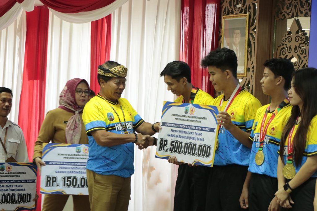 APRESIASI : Gubernur Kaltara Dr. H. Zainal A. Paliwang, S.H., M.Hum menyerahkan bonus langsung kepada para atlet peraih medali yang telah berlaga di PON XXI/2024 Aceh – Sumatera Utara.
