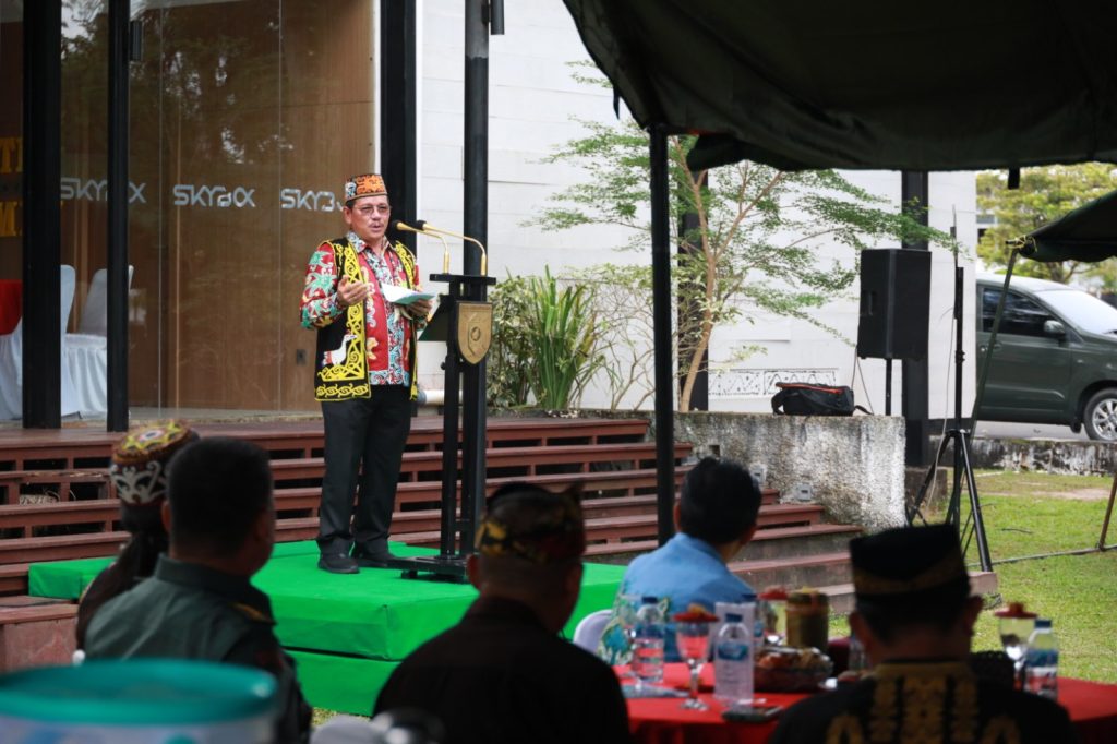 Wakil Gubernur (Wagub) Kalimantan Utara (Kaltara), Ingkong Ala, S.E., M.Si., menghadiri acara Silaturahmi Panglima Komando Daerah Militer (Pangdam) VI/Mulawarman Mayjen TNI Rudy Rachmat Nugraha, S.I.P., M.Sc., bersama Tokoh Adat Dayak di Wilayah Komando Wilayah Militer (Kodam) VI/Mlw Tahun 2025 di Lapangan Sky Box Makodam VI/Mlw, Balikpapan, Selasa (24/6/25).