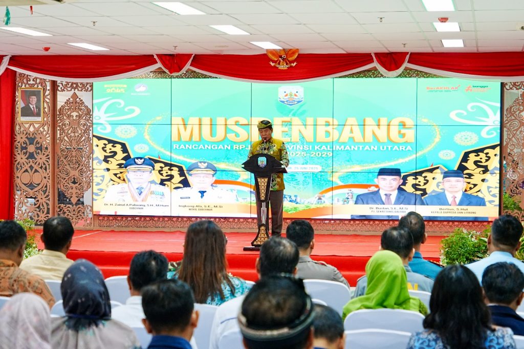 BERI ARAHAN : Gubernur Kaltara, Dr. H. Zainal A. Paliwang, SH, M.Hum memberikan arahan pada pelaksanaan Musrenbang RPJMD 2025-2029 yang digelar di Aula Lantai 1 Gedung Gadis, Rabu (25/6).
