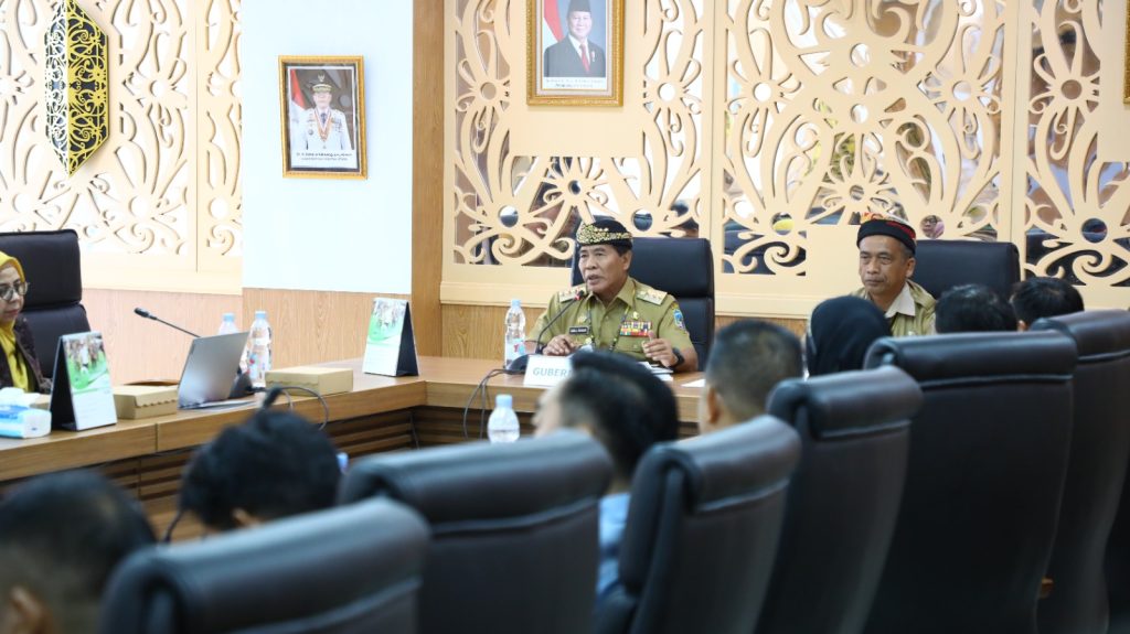 PAPARAN : Gubernur Kaltara, Dr. H. Zainal A. Paliwang, S.H., M.Hum menghadiri persentasi rencana pembangunan pabrik minyak goreng kelapa sawit yang digelar diruang Rapat Kantor Gubernur Lantai 4, Selasa, (24/6).