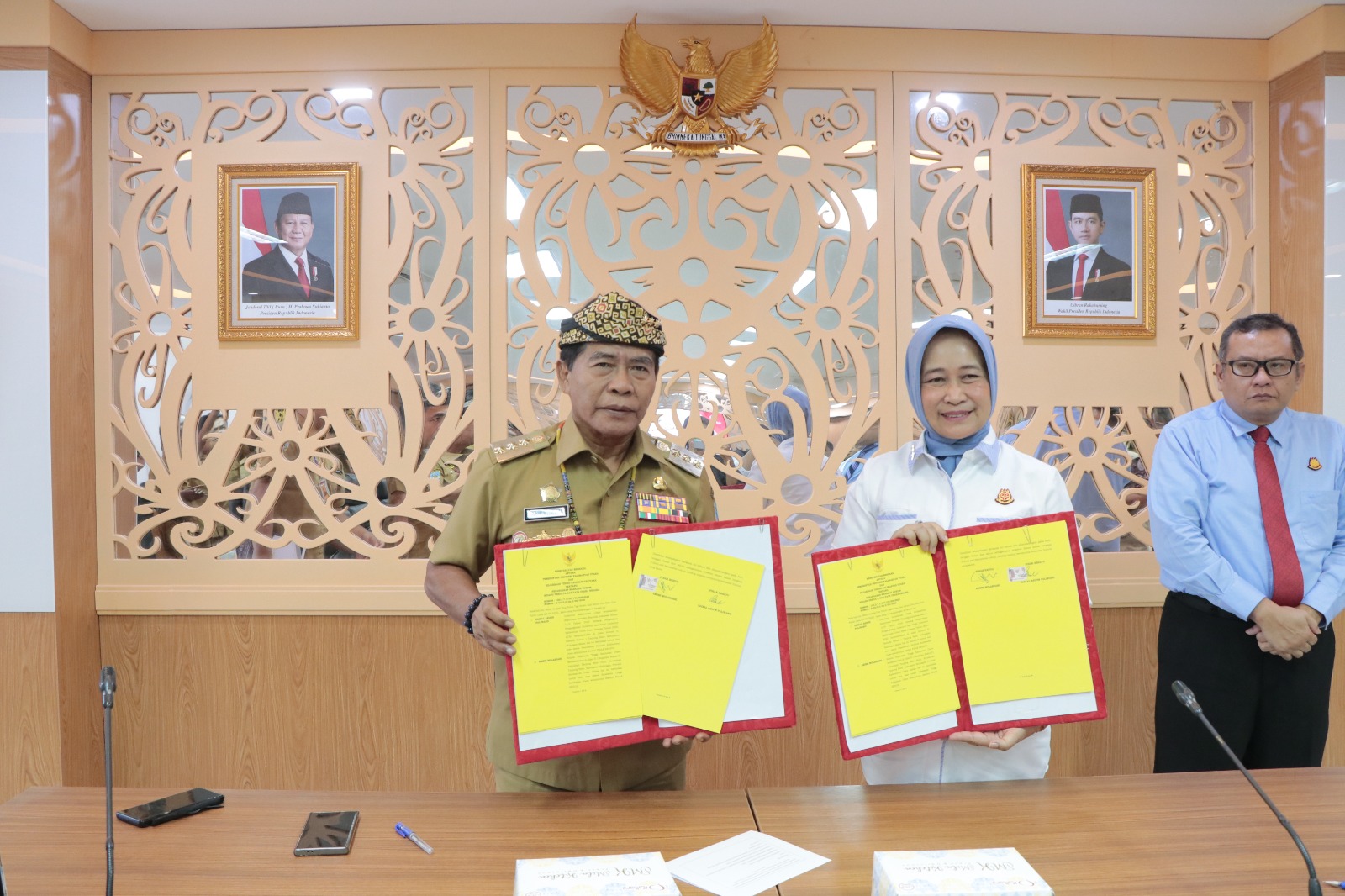 KESEPAKATAN BERSAMA : Gubernur Kaltara, Dr. H. Zainal A. Paliwang, S.H., M.Hum., bersama Kepala Kejati Kaltara, Amiek Mulandari, S.H., M.H. melakukan penandatanganan Kesepakatan Bersama dengan Kejati Kaltara terkait penanganan masalah hukum di bidang Perdata dan TUN, Selasa (24/6/25).