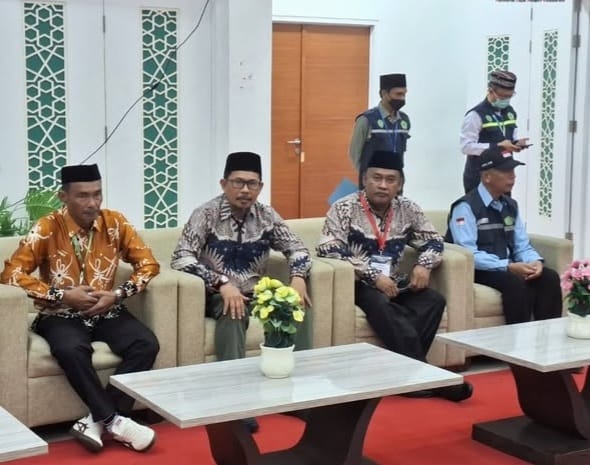 Asisten Pemerintahan dan Kesejahteraan Rakyat (Kesra) Sekretariat Daerah (Setda) Bulungan, H Jamal, SH, MAP menyambut kedatangan 86 jemaah haji Bulungan di Balikpapan pada Senin (23/6/2025) (Foto:Prokompin)