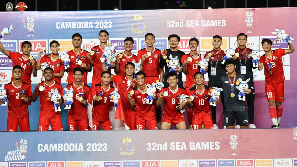 Timnas Indonesia U-22 menyanyikan lagu Indonesia Raya usai meraih medali emas SEA Games 2023 di National Olympic Stadium, Phnom Penh, Kamboja (foto:Int)