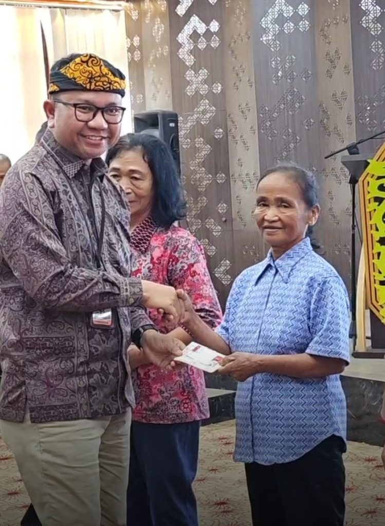 SERAHKAN BANTUAN: Kepala Perwakilan Bank Indonesia Provinsi Kalimantan Utara, Hasianto Ginsar Manik saat menyerahkan secara simbolis program Bantuan Sosial Non Tunai (BSNT) bagi Keluarga Penerima Manfaat Program Keluarga Harapan (KPM PKH) Kabupaten Bulungan tahun 2025 di Ruang Tenguyun, Kantor Bupati Bulungan belum lama ini.
