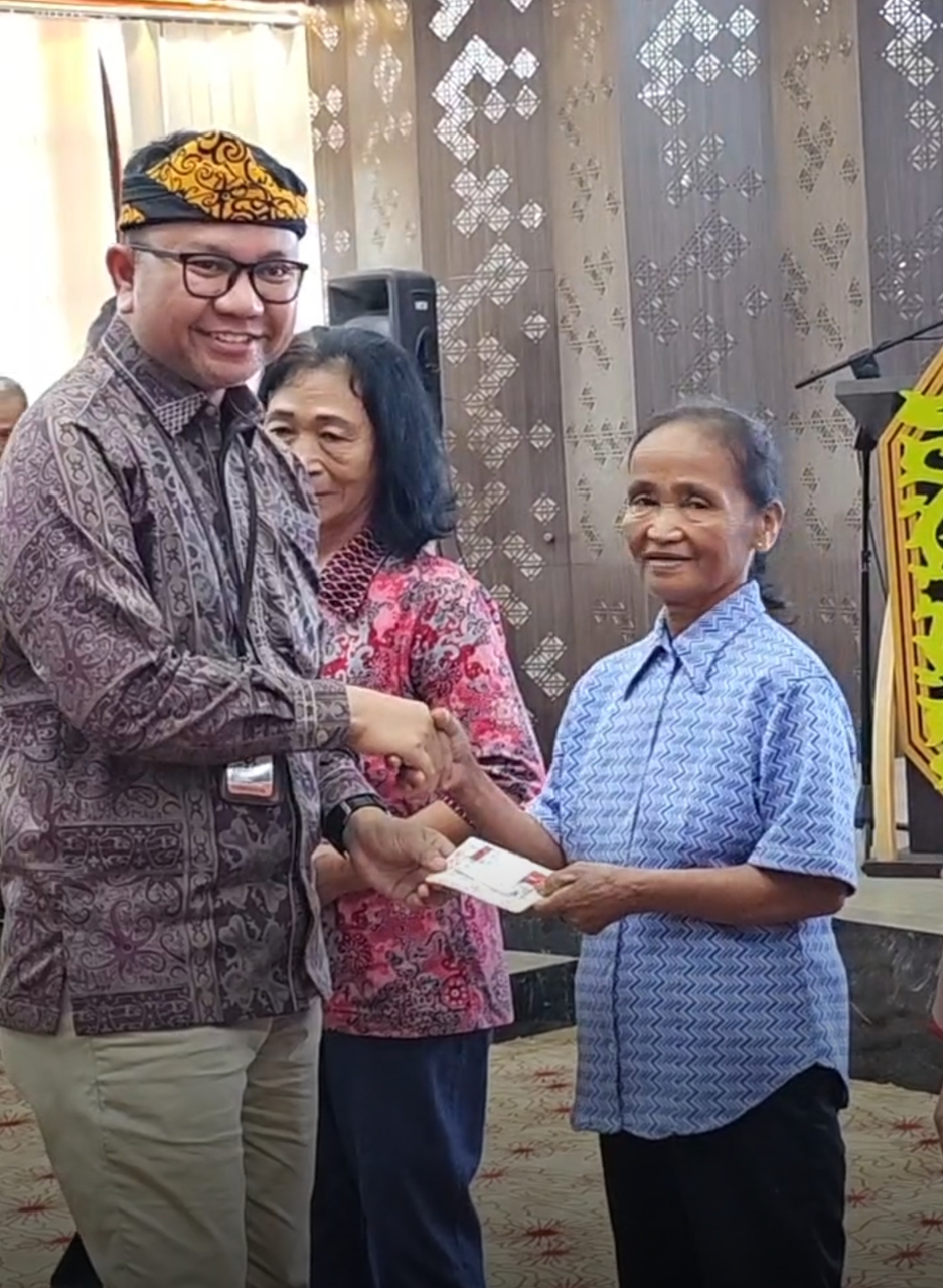 SERAHKAN BANTUAN: Kepala Perwakilan Bank Indonesia Provinsi Kalimantan Utara, Hasianto Ginsar Manik saat menyerahkan secara simbolis program Bantuan Sosial Non Tunai (BSNT) bagi Keluarga Penerima Manfaat Program Keluarga Harapan (KPM PKH) Kabupaten Bulungan tahun 2025 di Ruang Tenguyun, Kantor Bupati Bulungan belum lama ini.