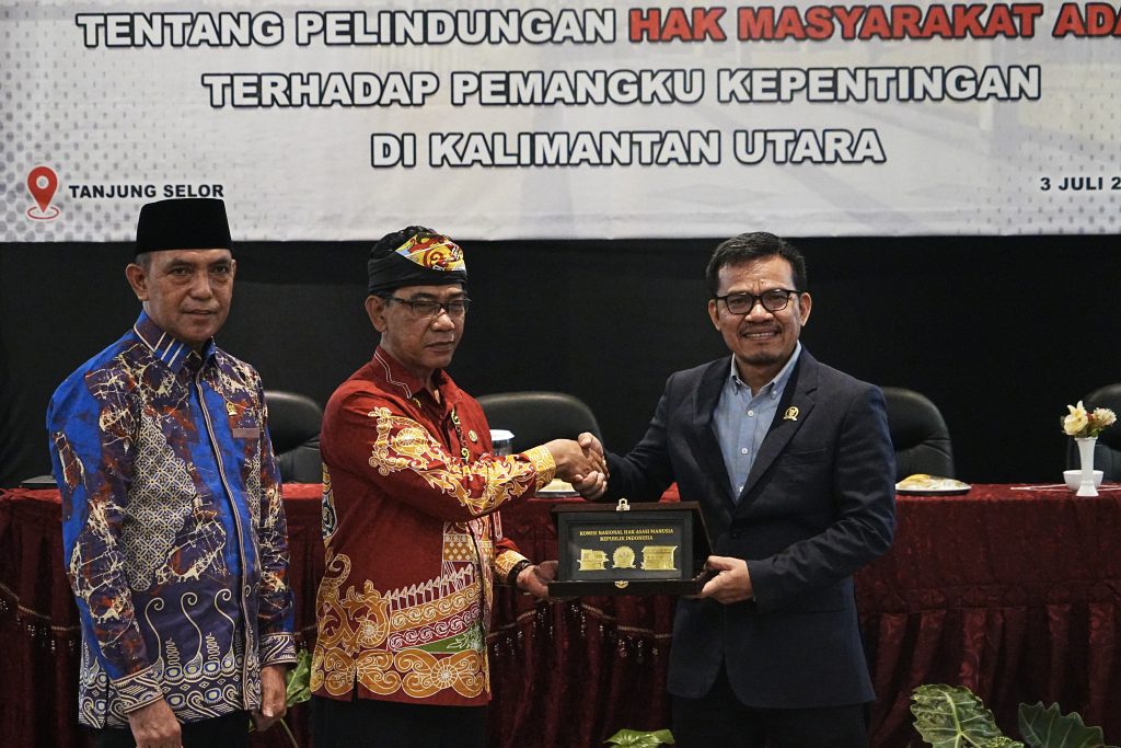 SEMINAR: Staf Ahli Bidang Hukum, Kesatuan Bangsa, dan Pemerintahan Setdaprov Kaltara, Robby Yuridi Hatman, S.Sos., M.T., dalam Seminar “Pengenalan Standar Norma dan Pengaturan (SNP) tentang Pelindungan Hak Masyarakat Hukum Adat” digelar di ballroom hotel Luminor, Kamis (3/7).