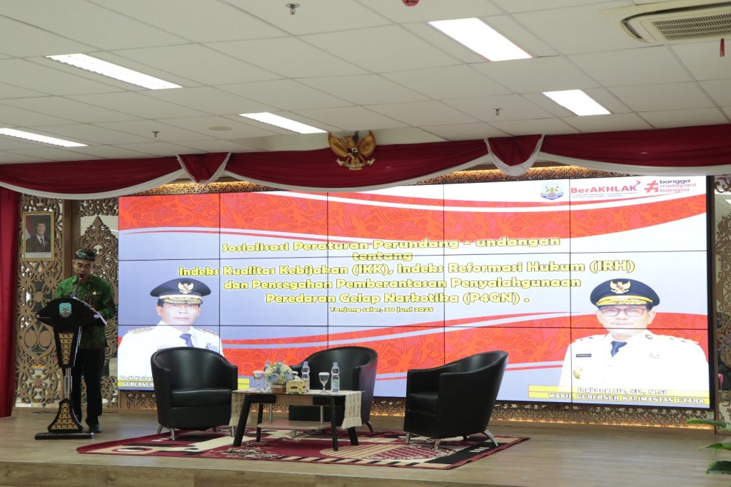 BERI ARAHAN : Pj Sekprov Kaltara, Dr Bustan SE, M.Si berikan kegiatan Sosialisasi Peraturan Perundang-undangan Tahun Anggaran 2025 yang digelar di Gedung Gadis Lantai I, Senin, (30/6/25).