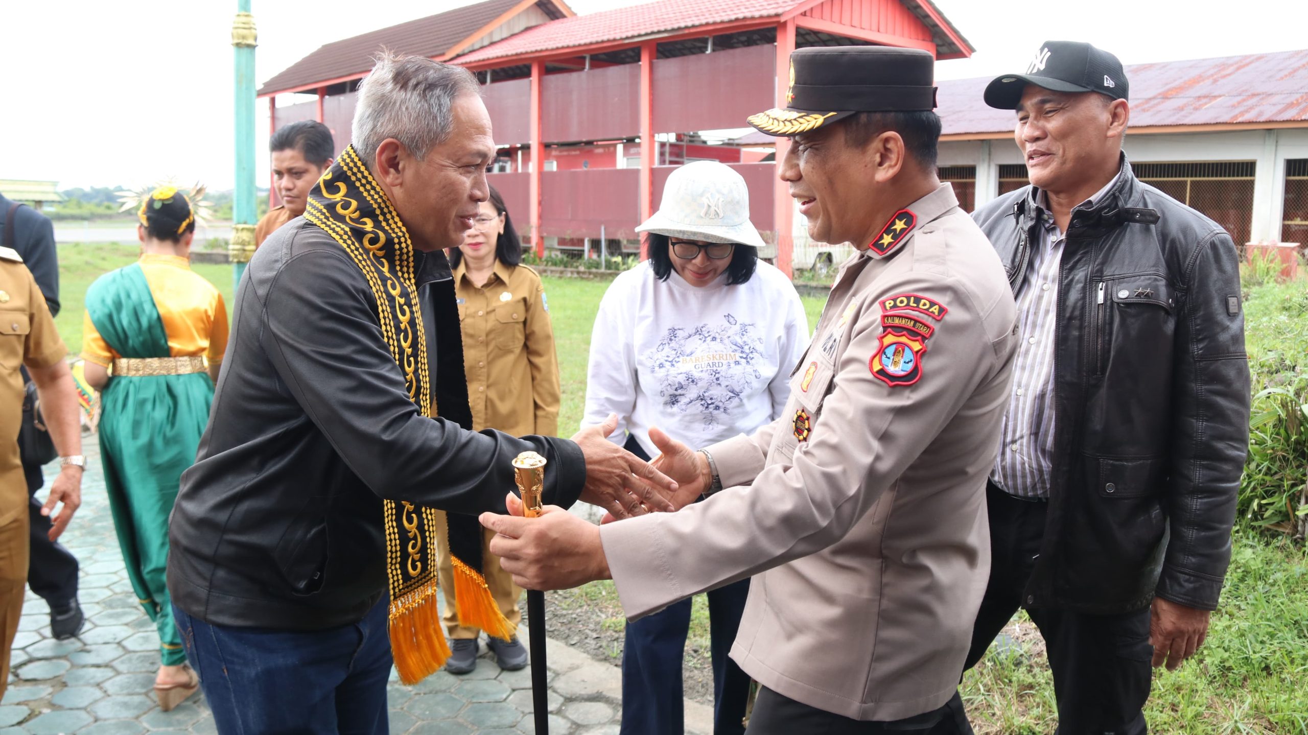 PENJEMPUTAN: Kapolda Kaltara Irjen Pol. Hary Sudwijanto S.I.K., M.Si bersama sejumlah Pejabat Utama Polda Kaltara melakukan penjemputan kedatangan tim Staf Ahli Kemenko Polkam RI di Ruang VIP Bandara Juwata Tarakan. Selasa (08/07/2024).