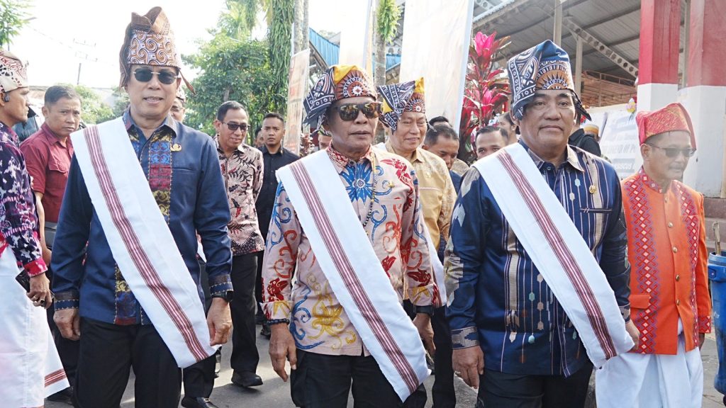 BATIK KALTARA : Gubernur Kaltara, Dr. H. Zainal A. Paliwang, S.H., M.Hum., menghadiri pembukaan Karnaval The Legend of Pongtiku II 2025 yang digelar di Lapangan Bakti Rantepao, Selasa (8/7/25).