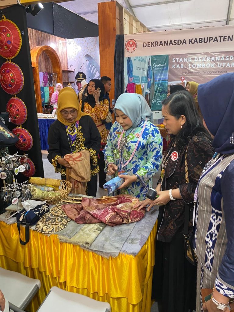 PRODUK LOKAL: Staf Ahli TP PKK Kabupaten Bulungan, Martina Kilat, S.Sos, saat melihat pameran produk lerajinan lokal di acara HUT ke 45 Dekranas di Halaman BSCC Dome Balikpapan
