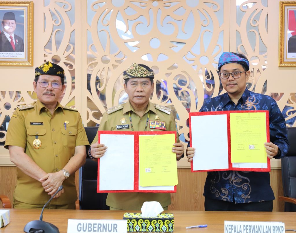 KERJASAMA : Gubernur dan Wagub Kaltara (Dr. H. Zainal A. Paliwang, S.H., M.Hum - Ingkong Ala, SE., M.Si) melakukan Penandatanganan Kesepakatan Bersama dan Perjanjian Kerjasama dengan BPKP Perwakilan Provinsi Kaltara dalam rangka pengawasan kolaboratif lintas sektoral di Provinsi Kaltara, Senin (14/7).