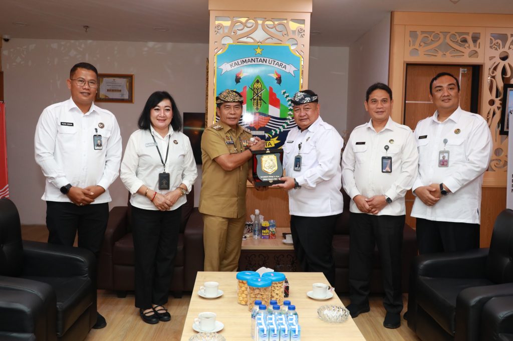 AUDIENSI : Gubernur Kalimantan Utara (Kaltara), Dr. H. Zainal A. Paliwang, S.H., M.Hum menerima kunjungan silaturahmi Kepala Kantor Wilayah (Kakanwil) Direktorat Jenderal Pemasyarakatan (Ditjenpas) Kalimantan Timur dan Kalimantan Utara, Hernowo Sugiastanto, Selasa (15/7).