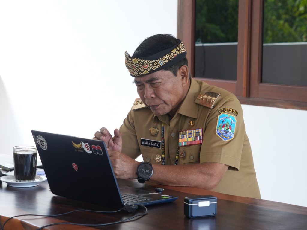 VIRTUAL : Gubernur Kaltara, Dr. H. Zainal A Paliwang, SH, M.Hum mengikuti rapat virtual peluncuran Koperasi Desa/Kelurahan Merah Putih, Selasa (15/7).