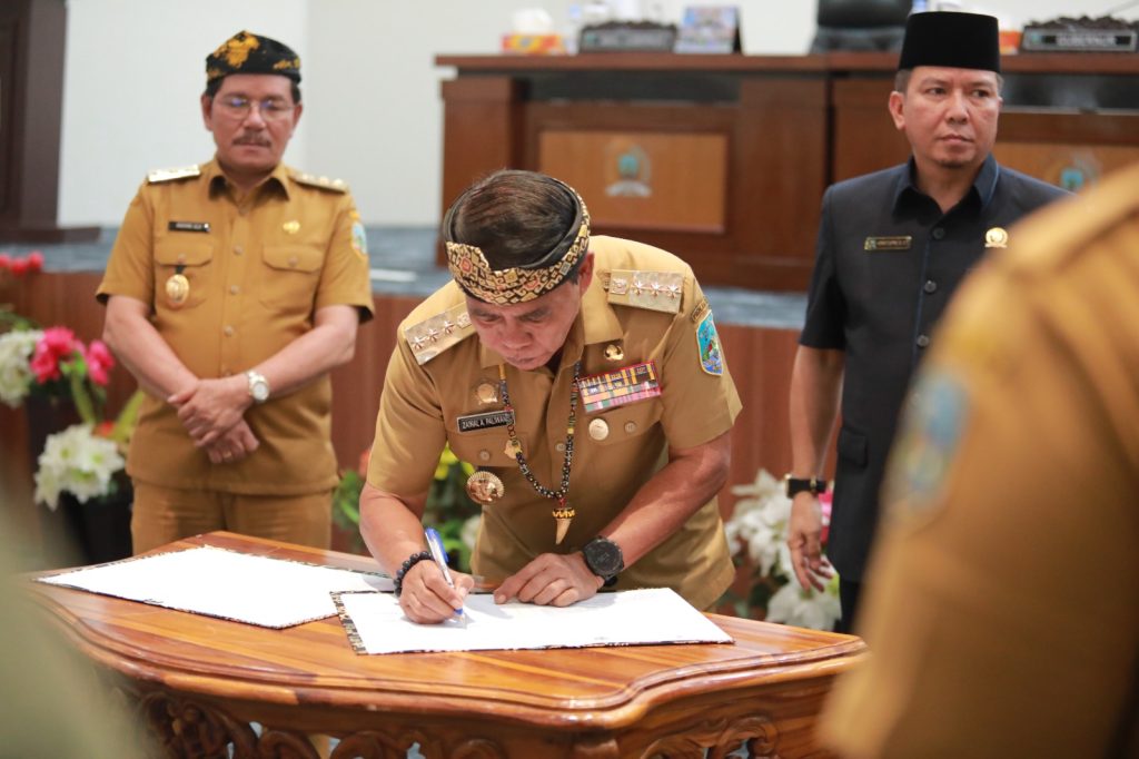 PARIPURNA : Gubernur Kaltara, Dr. H Zainal A Paliwang, SH., M.Hum mengikuti apat Paripurna ke-21 tentang Persetujuan Bersama atas Rancangan Perda tentang Pertanggungjawaban Pelaksanaan APBD 2024 di Kantor DPRD Provinsi Kaltara, Senin (14/7).