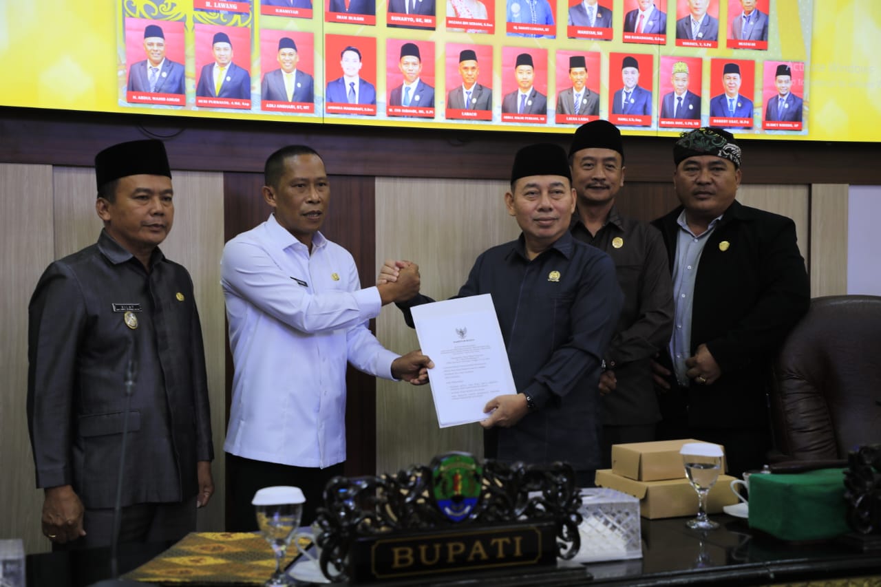 PARIPURNA: Bupati Bulungan Syarwani, S.Pd.M.Si dan Wakil Bupati Bulungan Kilat, A.M.d menyerahkan nota penjelasan Raperda tentang RPJMD Kabupaten Bulungan Tahun 2025-2029, pada ketua DPRD Bulungan Riyanto, S.Sos bertempat di Ruang Sidang DPRD Bulungan, Selasa (15/7/25).