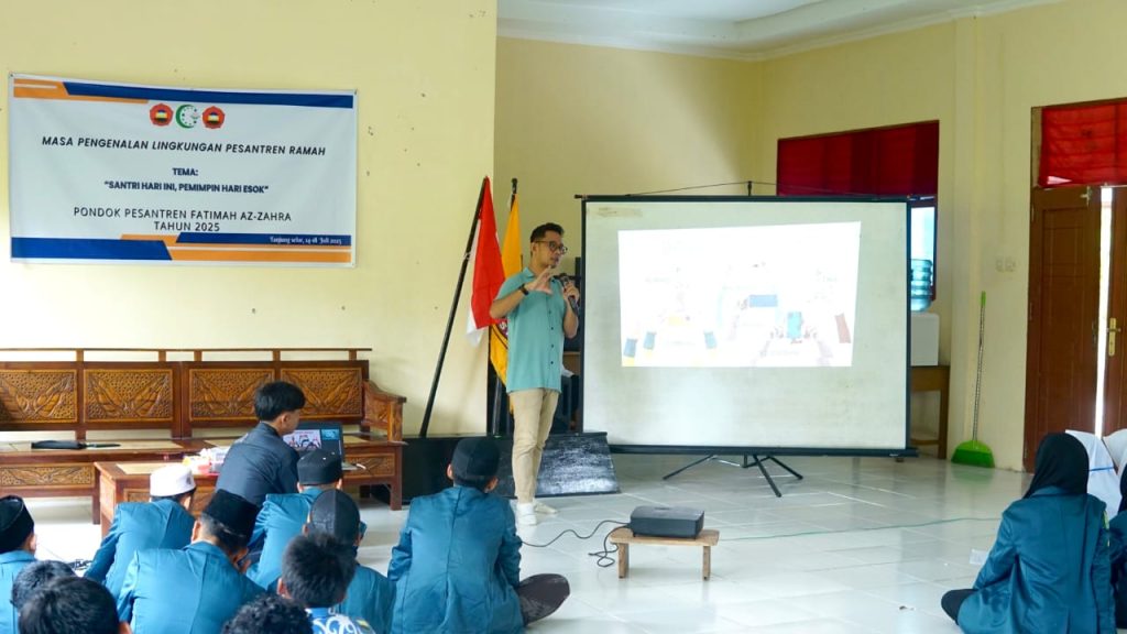 PEMATERI: Ketua Persatuan Wartawan Indonesia (PWI) Bulungan, Fathu Rizqil Mufid, dalam kegiatan Masa Pengenalan Lingkungan Pesantren (MPLP) SMP–SMA Idrisiyyah Tanjung Selor di Desa Gunung Sari, Kecamatan Tanjung Selor, Bulungan, Rabu (16/7/25).