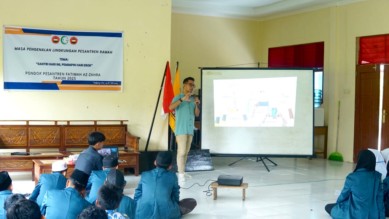 PEMATERI: Ketua Persatuan Wartawan Indonesia (PWI) Bulungan, Fathu Rizqil Mufid, dalam kegiatan Masa Pengenalan Lingkungan Pesantren (MPLP) SMP–SMA Idrisiyyah Tanjung Selor di Desa Gunung Sari, Kecamatan Tanjung Selor, Bulungan, Rabu (16/7/25).