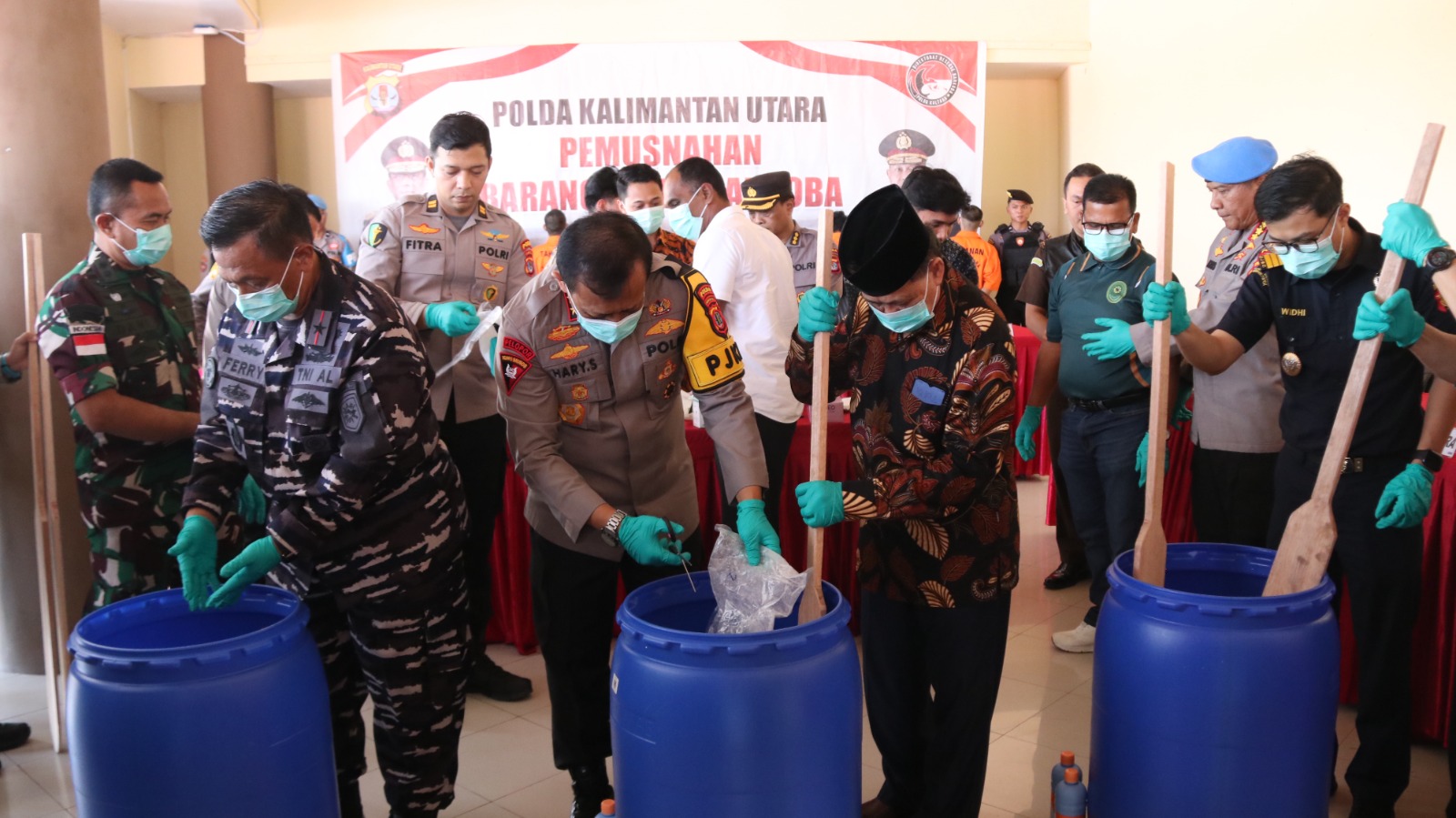 PEMUSNAHAN: Kapolda Kaltara Irjen Pol. Hary Sudwijanto, S.I.K., M.Si., didampingi oleh Danlantamal XIII Tarakan, Danrem 092/ Mrl yang diwakilkan oleh Kasi Pers, Ka BNNP Prov. Kaltara yang diwakilkan oleh Kabid Rehabilitasi BNNP, Kajati Kaltara yang diwakili oleh Kasi Narkotika dan Ketua Pengadilan Tinggi yang diwakili oleh Hakim Tinggi, Ketua FKUB Prov. Kaltara serta sejumlah Pejabat Utama Polda Kaltara melalukan pemusnahan barang ukti sabu seberat 16,8 kilogram.
