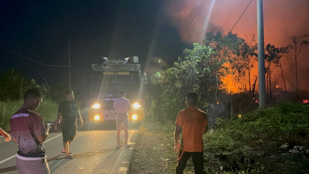 SIGAP: Personel Dit Samapta Polda Kaltara saat memadamkan kebakaran lahan di Kilometer 4 Jalan Poros menuju Tanah Kuning, Jumat (25/7/25)