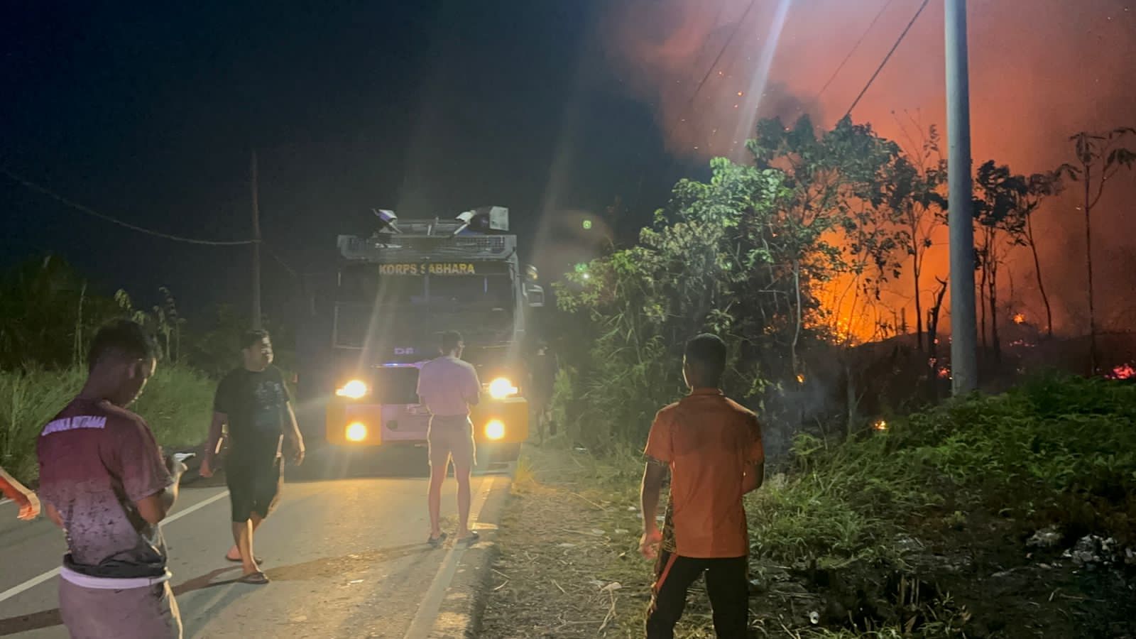 SIGAP: Personel Dit Samapta Polda Kaltara saat memadamkan kebakaran lahan di Kilometer 4 Jalan Poros menuju Tanah Kuning, Jumat (25/7/25)