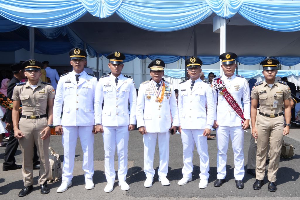 ABADIKAN MOMEN : Gubernur Kaltara, Dr. H. Zainal A. Paliwang, S.H., M.Hum mengabadikan foto brrsama Pamong Praja Muda IPDN Angkatan XXXII tahun 2025 di Jatinangor, Jawa Barat, Senin (28/7/25).