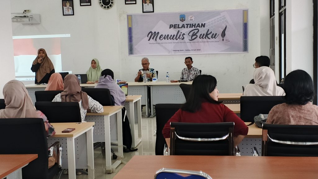 PELATIHAN: Kegiatan pelatihan menulis buku yang diinisiasi Komunitas Gerakan Menulis Aktif (GEMA) Kabupaten Bulungan yang dilaksanakan di Gedung Pertemuan lantai 2 SMAN 1 Tanjung Selor, Sabtu (12/7/25). (Foto/Dedi.S/Tanjungnews.com)