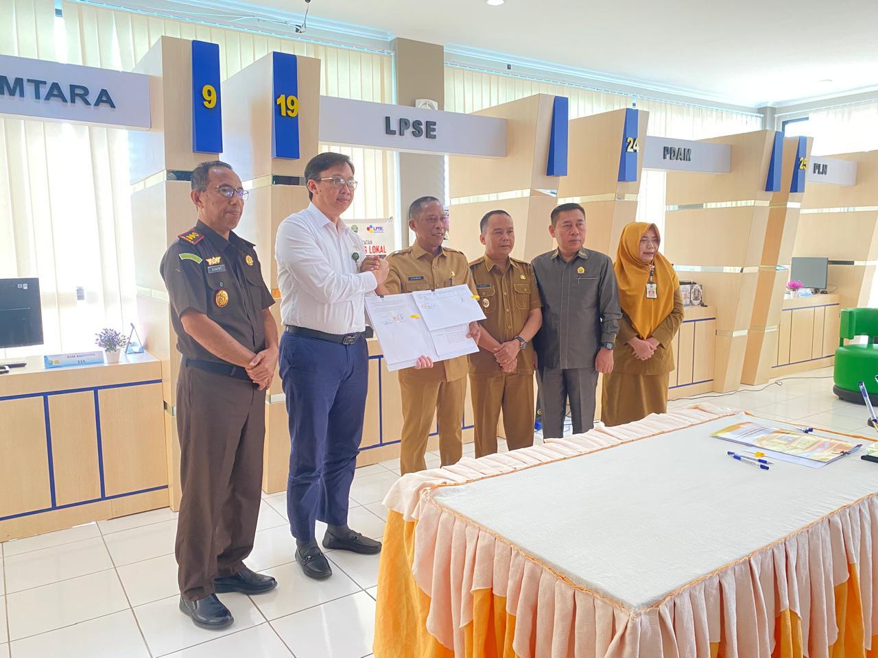 LAYANAN PERADILAN : Ketua PN Tanjung Selor memperlihatkan dokumen kerja sama dengan MPP Bulungan