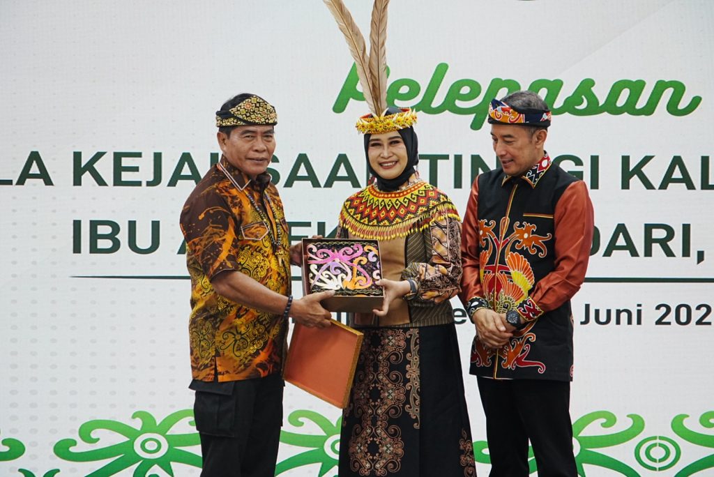 TANJUNG SELOR – Gubernur Kalimantan Utara, Dr H Zainal A. Paliwang, SH., M.Hum mengapresiasi pengabdian Amiek Mulandari, SH, MH sebagai Kepala Kejaksaan Tinggi (Kajati) Kaltara.