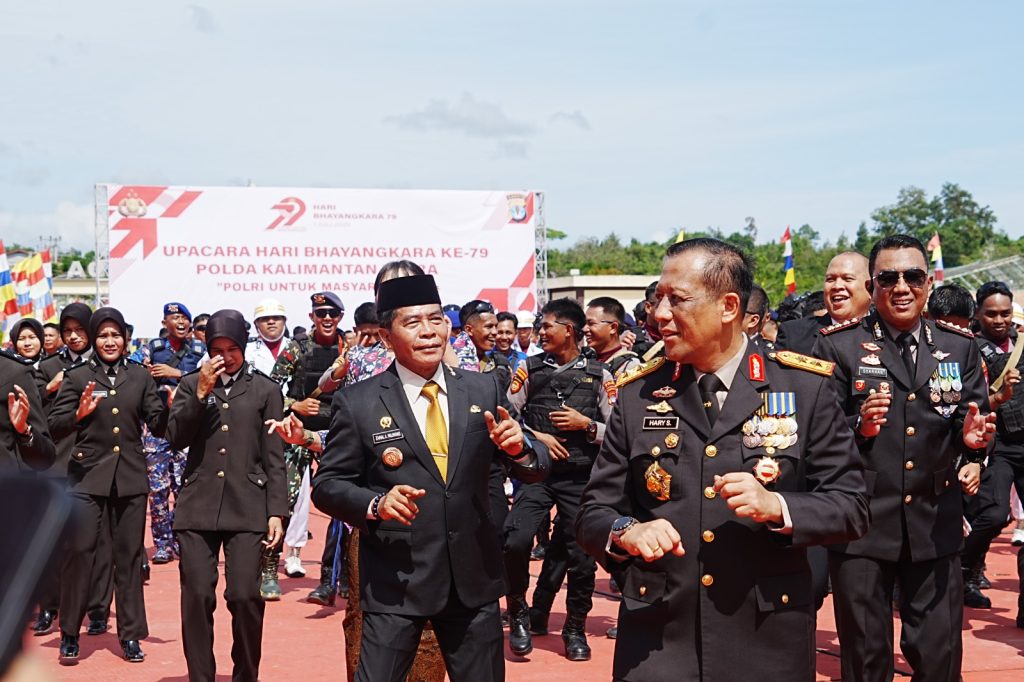 HUT BHAYANGKARA : Gubernur Kaltara, Dr. H. Zainal A. Paliwang, S.H., M.Hum mengikuti upacara peringatan HUT Bhayangkara ke-79 dilaksanakan di halaman Markas Komando Polda Kaltara, Selasa (1/7) pagi.