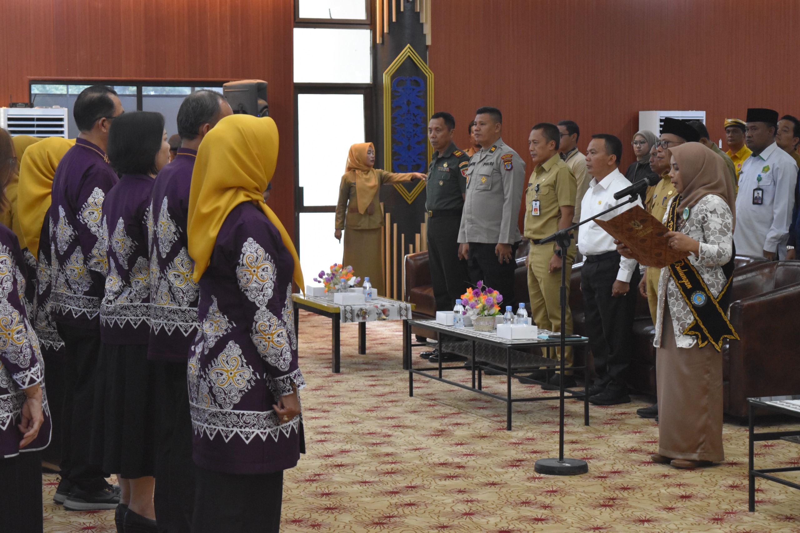DILANTIK: Dewan Kerajinan Nasional Daerah (Dekranasda) dan Bunda PAUD Kabupaten Bulungan yang dilantik di Ruang Tenguyun Kantor Bupati, Selasa (1/7/25).