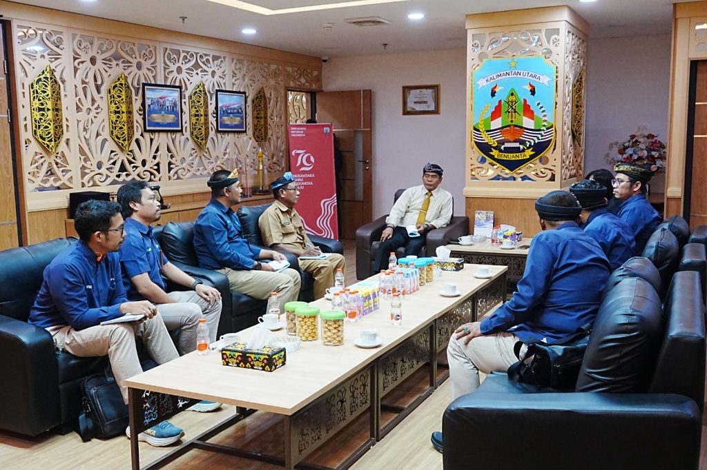 AUDIENSI : Gubernur Kaltara, Dr. H. Zainal A. Paliwang, S.H., M.Hum., menerima audiensi dari jajaran PT. PLN (Persero) Unit UID Kaltimra di Ruang Rapat Kantor Gubernur Kaltara, Selasa (1/7).