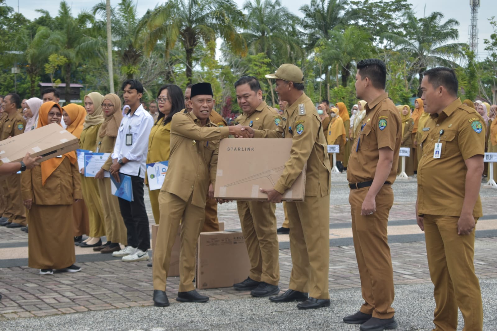 PERANGKAT INTERNET: Bupati Bulungan Syarwani, secara simbolis menyerahkan 28 perangkat Starlink untuk kantor desa, sekolah hingga Puskesmas yang tersebar di 6 kecamatan se-Kabupaten Bulungan di Halaman Kantor Bupati, Senin (7/7/25)