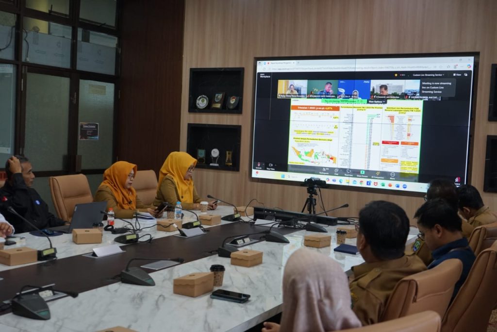 RAPAT TIPD: Bupati Bulungan, Syarwani, S.Pd., M.Si., didampingi Wakil Bupati Bulungan, Kilat, A.Md., serta sejumlah asisten, pimpinan OPD teknis, dan instansi terkait seperti BPS, Bulog, serta unsur Forkopimda saat mengikuti rapat pengendalian inflasi daerah di ruangan Wakil Bupati Bullungan (7/7/25)
