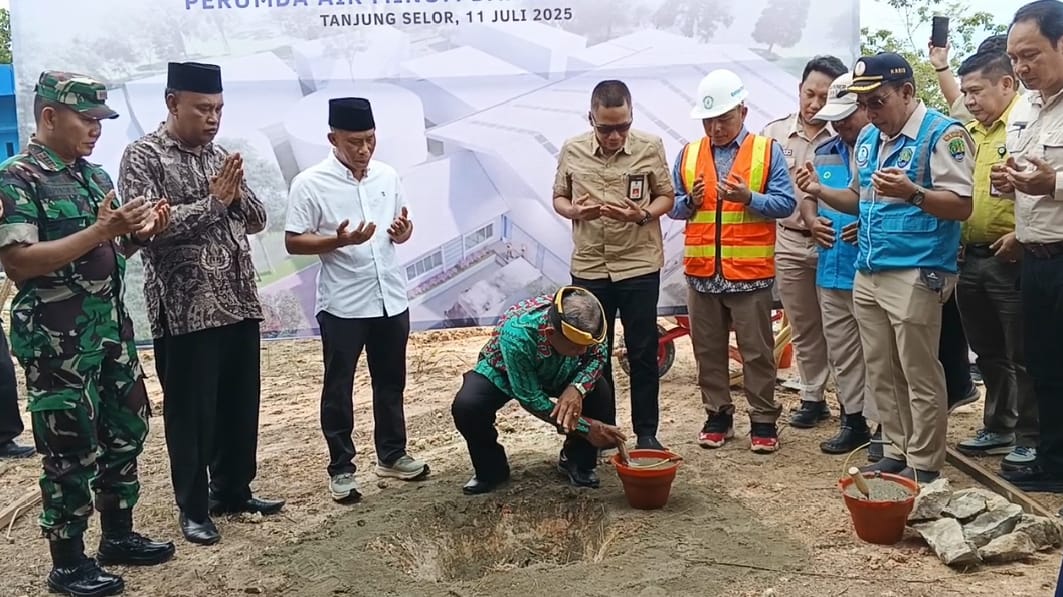 GROUND BREAKING: Bupati Bulungan Syarwani, S.Pd.M.Si didampingi Sekda Bulungan Risdianto, S.Pi.M.Si serta pimpinan perangkat daerah termasuk tokoh masyarakat Bulungan melakukan peletakan batu pertama pembangunan Gedung Air Minum Dalam Kemasan (AMDK) milik Perumda Danum Benuanta di wilayah IPA Sabanar, Jumat (11/7/25)