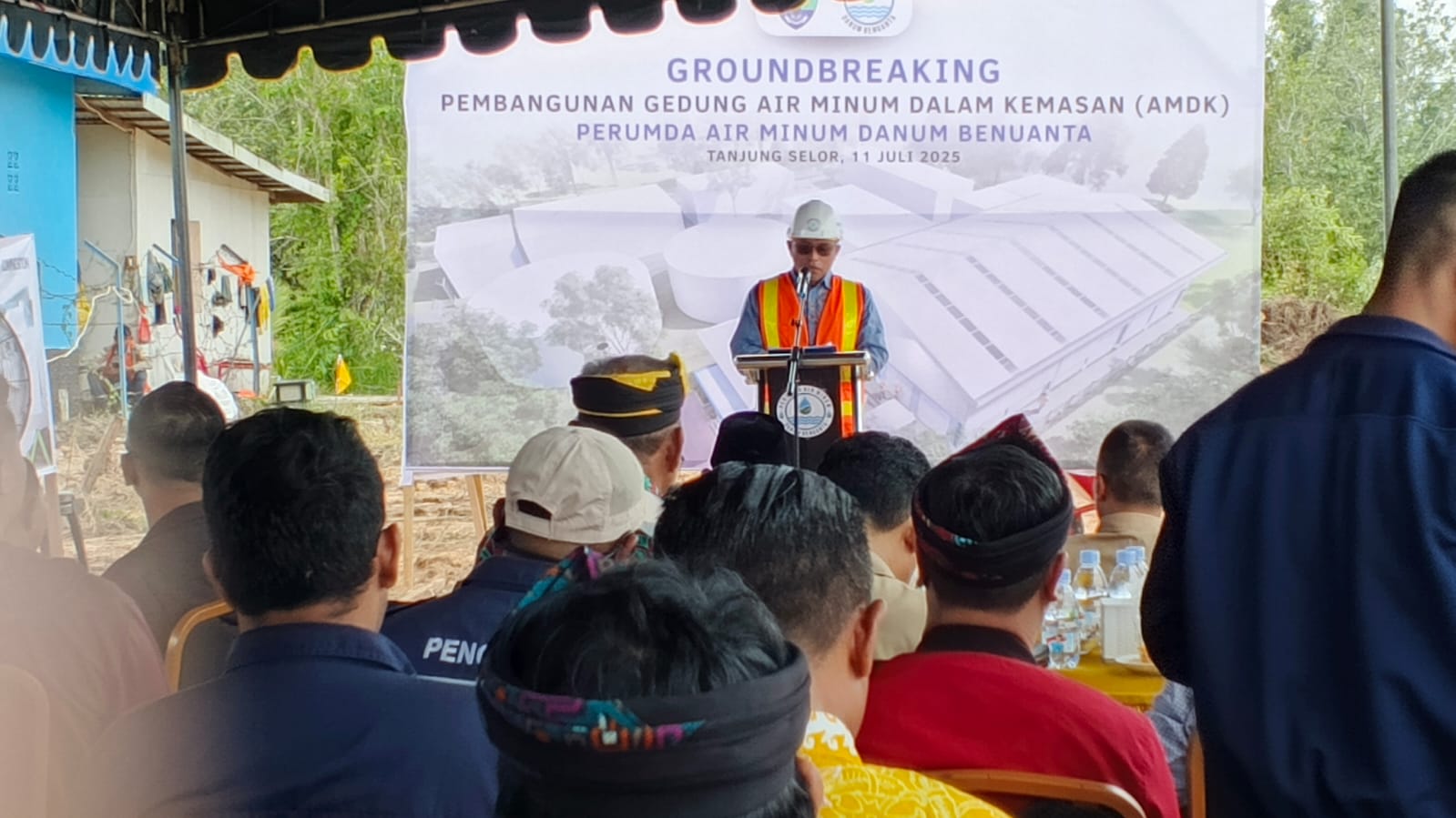 INOVATIF: Direktur Perumda Danum Benuanta Bulungan Eldiansyah, S.E saat proses peletakan batu pertama pembangunan gedung Air Minum Dalam Kemasan (AMD) yang ditarget rampung dalam 3 bulan kedepan.
