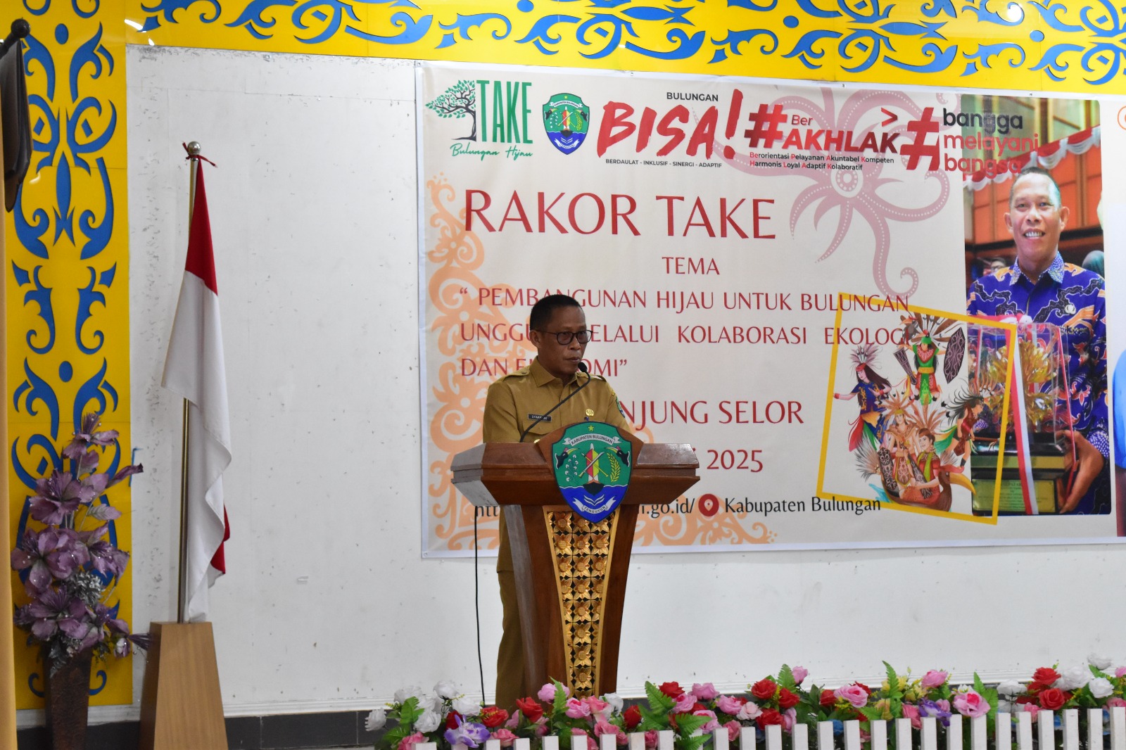 RAPAT KOORDINASI: Bupati Bulungan Syarwani, S.Pd.M.Si saat membuka Rapat Koordinasi Program Transfer Anggaran Kabupaten Berbasis Ekologi (TAKE) 2025 di Aula Rumah Jabatan Bupati Bulungan, Senin (22/7/25)