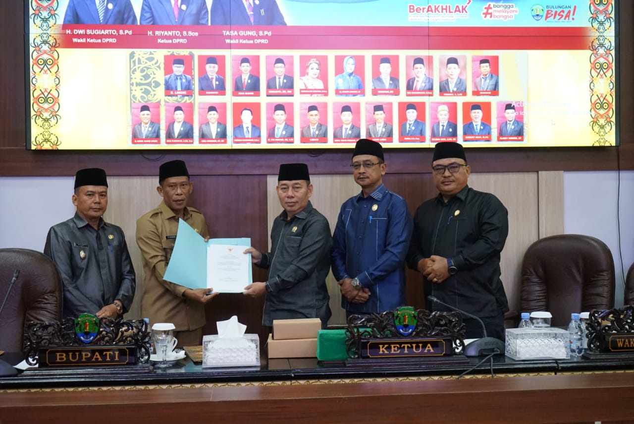 PARIPURNA: Bupati Bulungan Syarwani, S.Pd.M.Si bersama Wakil Bupati Kilat, A.Md menyampaikan dokumen jawaban atas pemandangan umum fraksi-fraksi Dewan Perwakilan Rakyat Daerah (DPRD) Bulungan terhadap Rancangan Peraturan Daerah tentang Rencana Pembangunan Jangka Menengah Daerah (RPJMD) Kabupaten Bulungan Tahun 2025–2029.