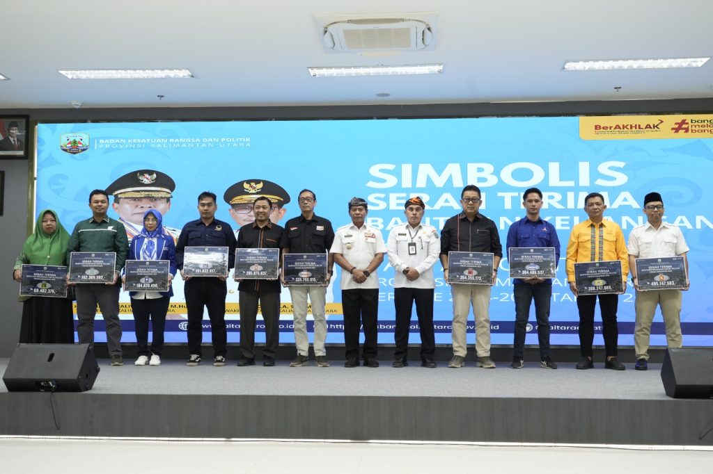ABADIKAN MOMEN : Gubernur Kaltara, Dr. H. Zainal A. Paliwang, S.H., M.Hum., mengabadikan foto Bersama usai menyerahkan bankeu kepada 10 parpol, Rabu (30/7/25).