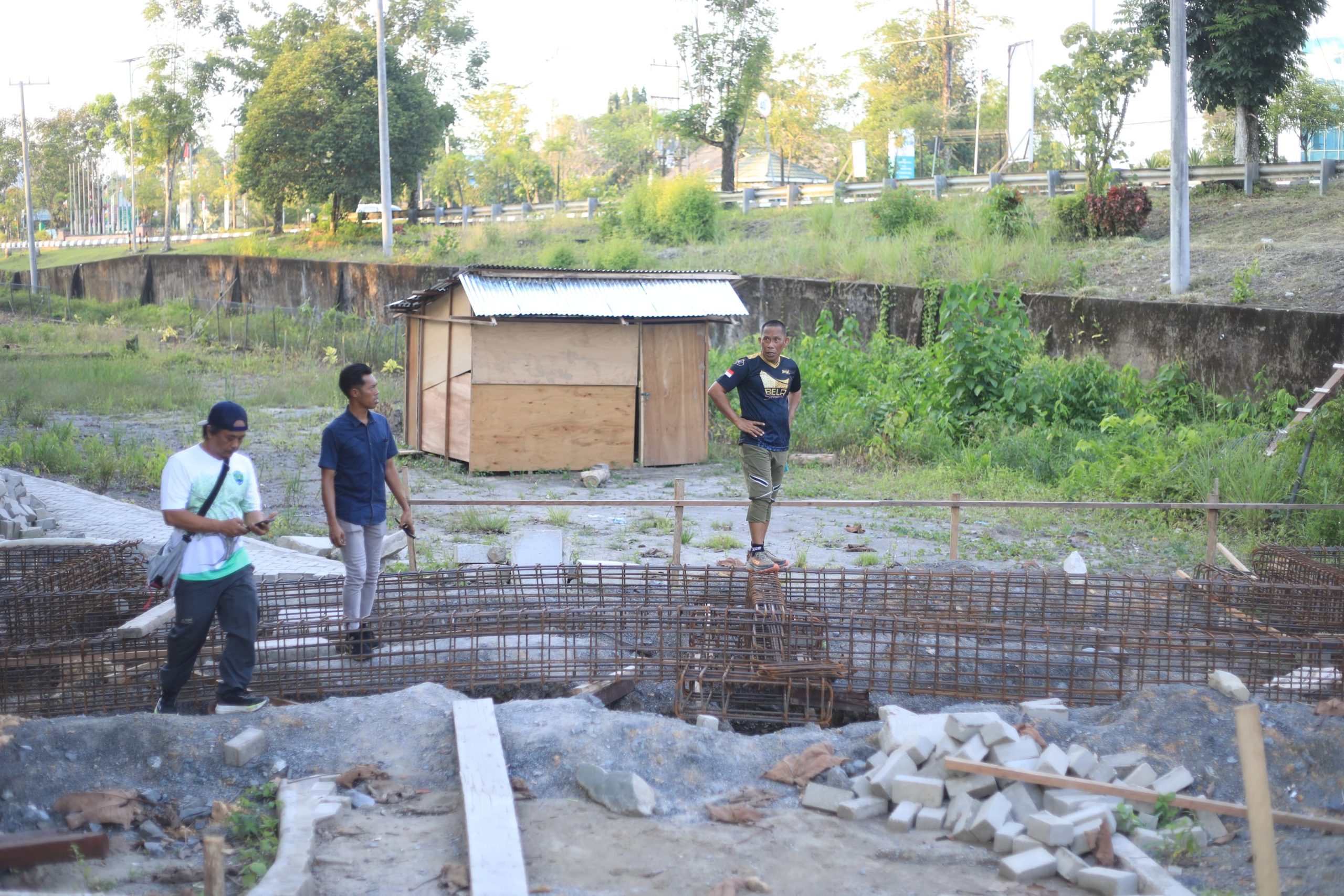 TINJAU LAPANGAN: Bupati Bulungan didampingi Kepala DLH Bulungan meninjau secara langsung progres pembangunan kawasan Kebun Raya Bundayati yang diterget rampung sebelum 12 Oktober agar dapat digunakan sebagai lokasi perayaan HUT Bulungan.