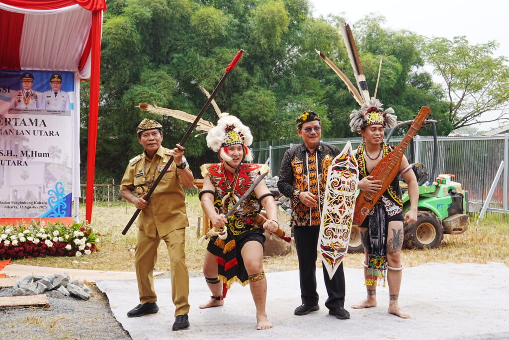 GROUNDBREAKING: Gubernur Kaltara, Dr. H. Zainal A. Paliwang, S.H., M.Hum bersama Wakil Gubernur Kaltara, Ingkong Ala, S.E., M.Si secara resmi melakukan prosesi Peletakan Batu Pertama (Groundbreaking) Pembangunan Anjungan Kaltara, di TMMI, Jakarta Timur, Selasa (12/8/25).
