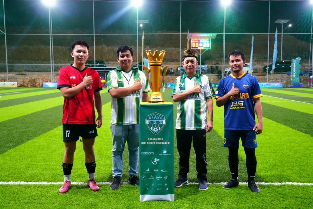 PENUTUPAN : Staf Ahli Gubernur Bidang Aparatur Pelayanan Publik dan Kemasyarakatan, Ir. H. Syahrullah Mursalin, M.P, resmi menutup turnamen Mini Soccer Baraka Cup 2025 berlangsung di Lapangan N8 KM 4, Rabu (30/7) malam.