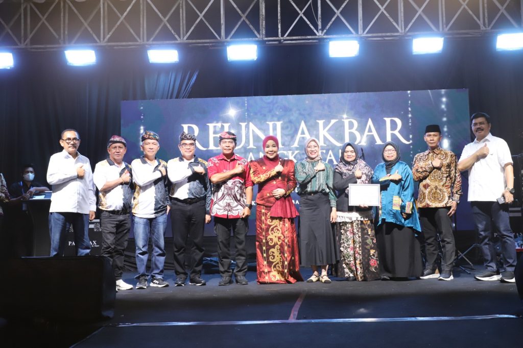 REUNI AKBAR : Gubernur Kaltara, Dr H Zainal A Paliwang, SH., M.Hum menghadiri Reuni Akbar 50 Angkatan SMP Negeri 2 Tarakan, Sabtu (2/8) malam.