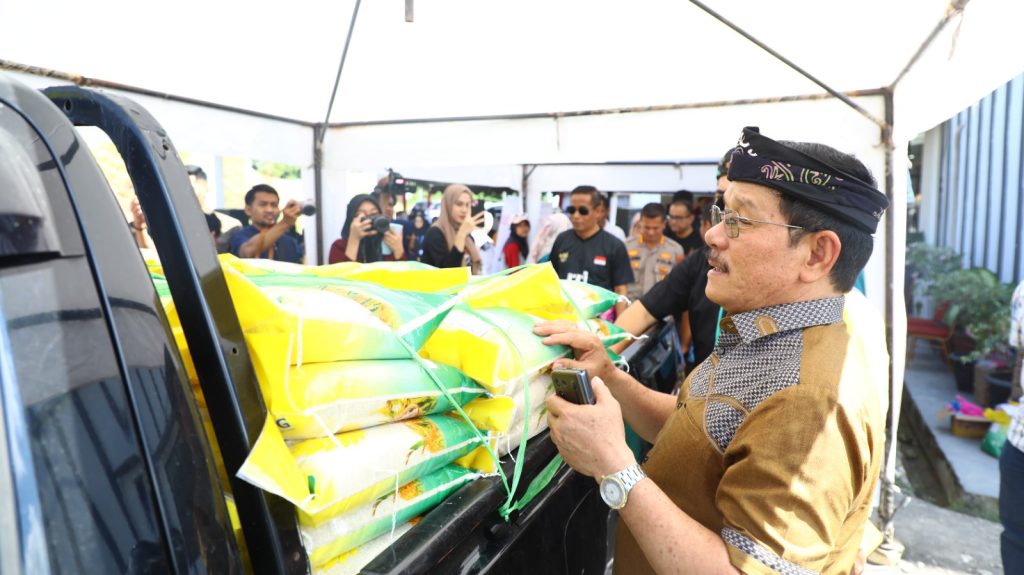 BAZAR MURAH : Wagub Kaltara Ingkong Ala, SE. M.Si menghadiri Bazar Gerakan Pangan Murah yang digelar di halaman Kantor TVRI, Sabtu (2/8).