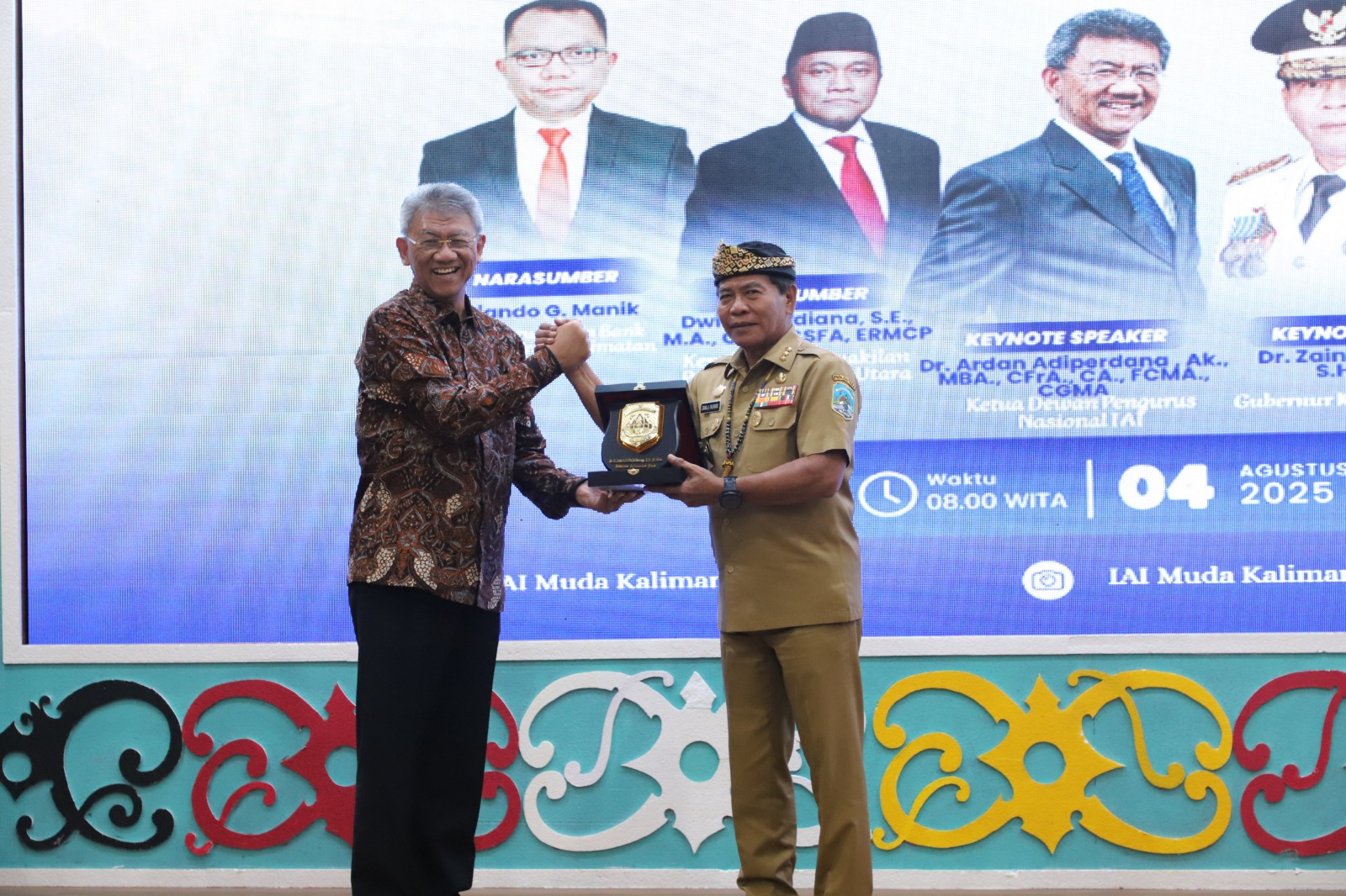 KENANG-KENANGAN : Gubernur Kaltara, Dr. H. Zainal A. Paliwang, S.H., M.Hum hadir dalam seminar "Transformasi Ekonomi Daerah: Strategi Menuju Provinsi yang Tangguh dan Berdaya Saing", digelar di Ruang Pertemuan BPK Perwakilan Kaltara, Senin (4/8) pagi.
