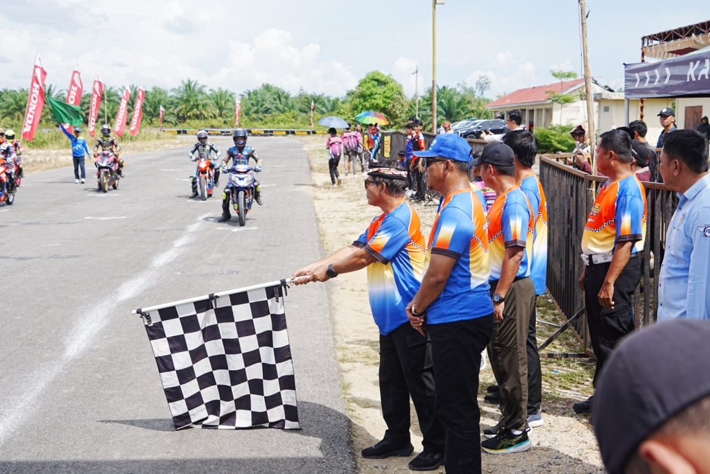 KEJURNAS : Gubernur Kaltara, Dr. H. Zainal A. Paliwang, S.H., M.Hum melepas resmi perlombaan “Kejurnas Motoprix Region C Putaran 3 Tahun 2025, Gubernur Kaltara Cup” di Sirkuit Bumi Rahayu, Tanjung Selor, Bulungan, Ahad (3/8).