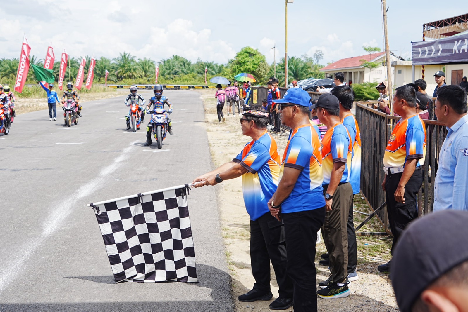 KEJURNAS : Gubernur Kaltara, Dr. H. Zainal A. Paliwang, S.H., M.Hum melepas resmi perlombaan “Kejurnas Motoprix Region C Putaran 3 Tahun 2025, Gubernur Kaltara Cup” di Sirkuit Bumi Rahayu, Tanjung Selor, Bulungan, Ahad (3/8).