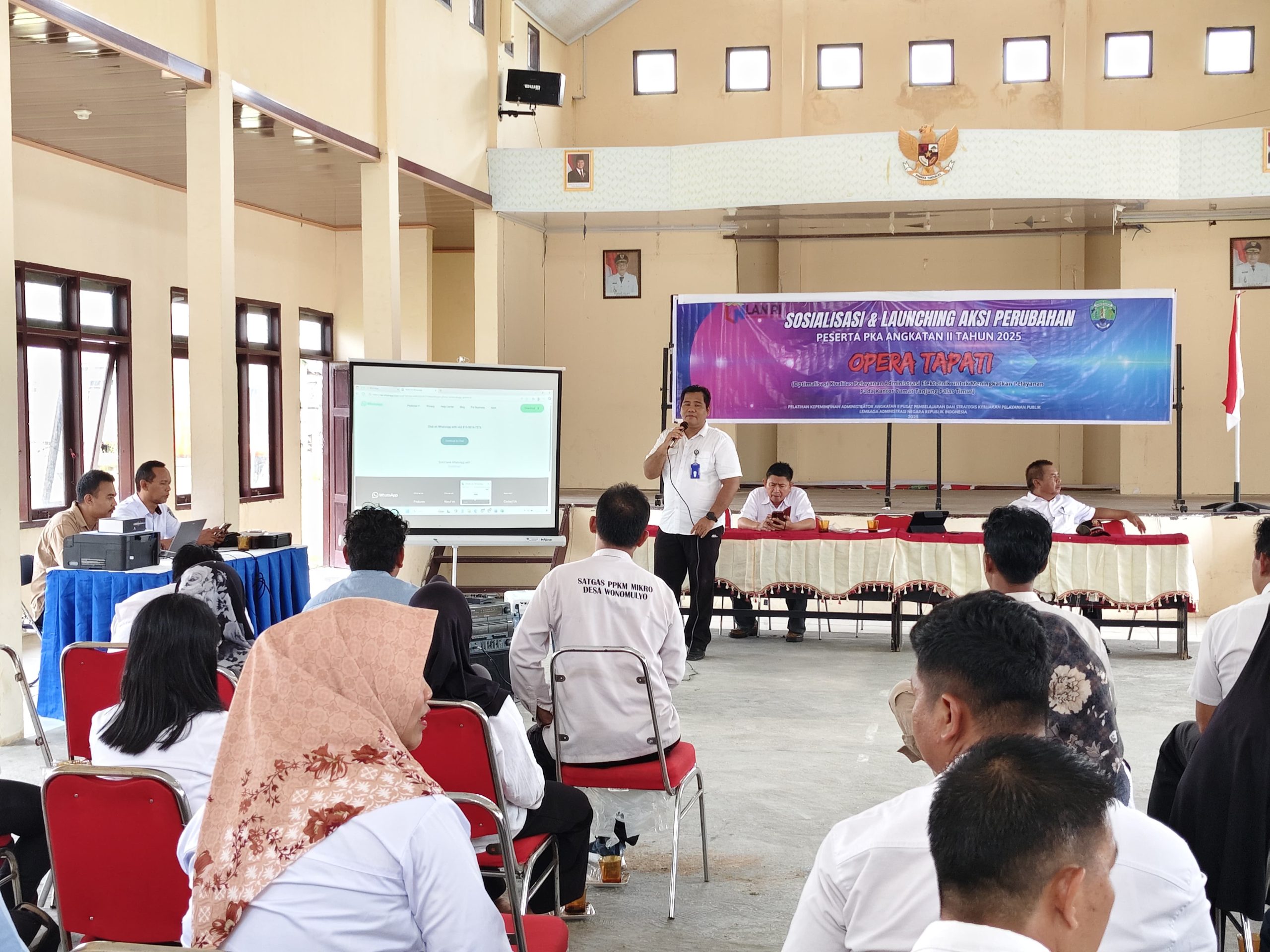 INOFATIF: Sekretaris Camat Tanjung Palas Timur Andri Ferlian, S.E saat melakukan sosialisasi dan launching aksi perubahan Aplikasi OPERA TAPATI bertempat di Ruang Pertemuan Kantor Kecamatan Tanjung Palas Timur, Rabu (16/7/25).
